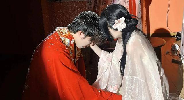 引发巨大热议：线行行行都涉黄……澳门新葡京网站“恋陪本”擦边色情(图3)