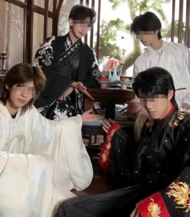 引发巨大热议：线行行行都涉黄……澳门新葡京网站“恋陪本”擦边色情(图4)