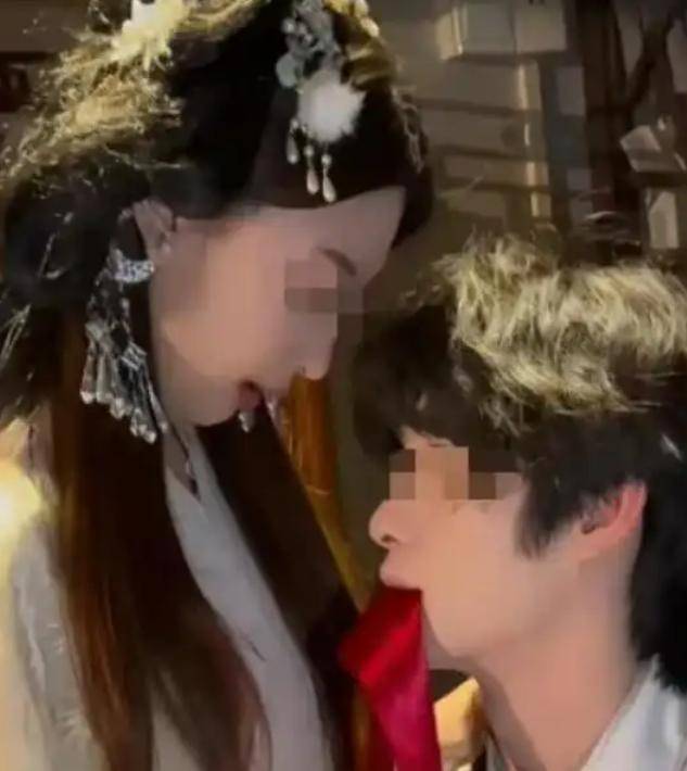 引发巨大热议：线行行行都涉黄……澳门新葡京网站“恋陪本”擦边色情(图6)