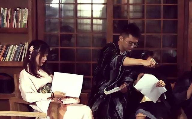 引发巨大热议：线行行行都涉黄……澳门新葡京网站“恋陪本”擦边色情(图7)